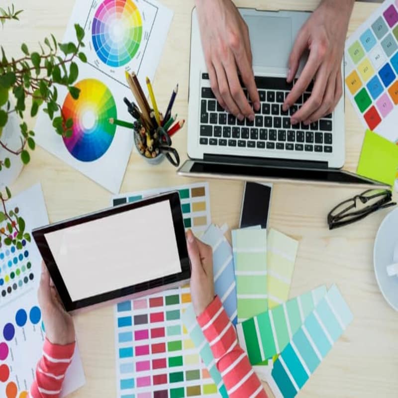 CMYK- und Pantone -Farben in der Papierverpackungsindustrie